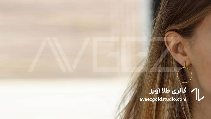 گوشواره طلا مینیمال حلقه‌ای ظریف روی گوش برای نمایش استایل ساده و شیک روزمره