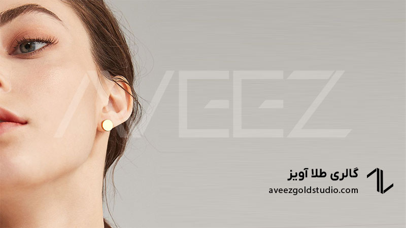 گوشواره طلا مینیمال میخی ظریف روی پس‌زمینه روشن برای نمایش جزئیات طراحی