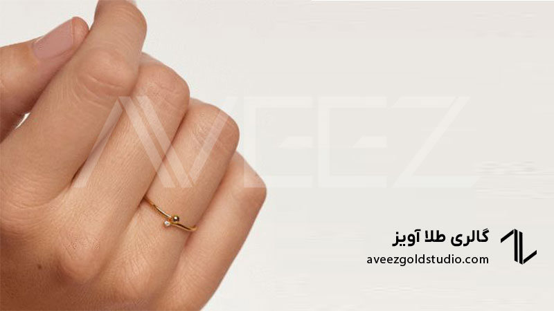 حلقه نگیندار طلا مینیمال روی انگشت دست زن برای نمایش استایل ساده و شیک در استفاده روزمره