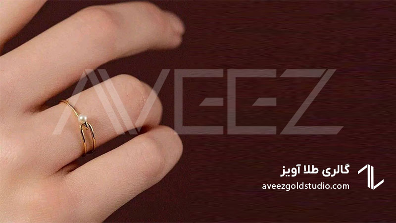 حلقه نگیندار طلا مینیمال روی انگشت دست زن برای نمایش استایل ساده و شیک در استفاده روزمره