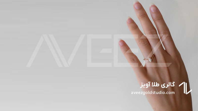 حلقه نگیندار طلا مینیمال روی انگشت دست زن برای نمایش استایل ساده و شیک در استفاده روزمره