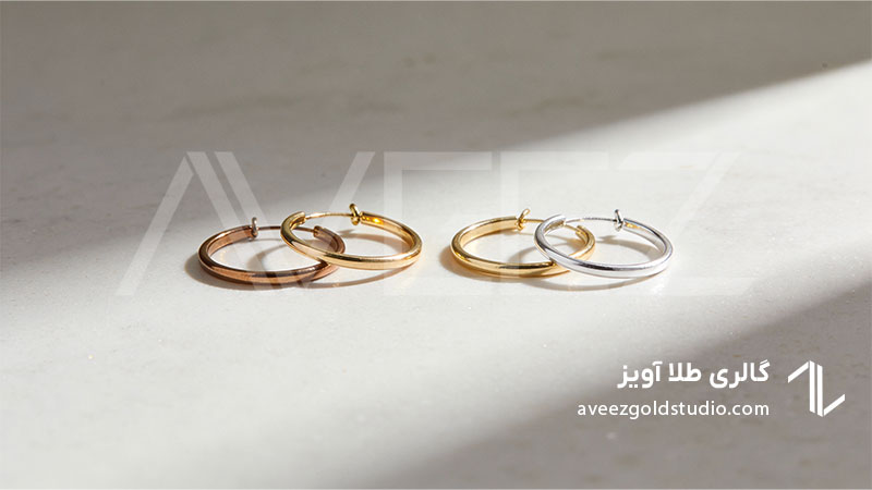 گوشوارههای حلقهای نازک طلای زرد و سفید مناسب استایل مینیمال زنانه