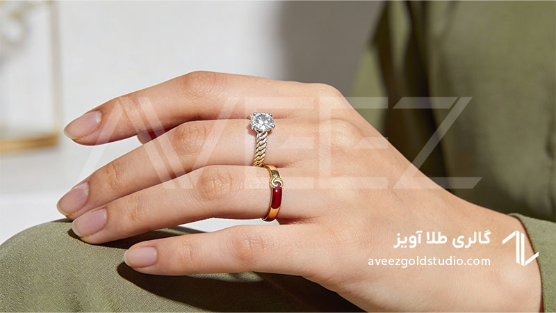 مقایسه حلقه نامزدی نگین‌دار و حلقه نشان ساده روی دست عروس