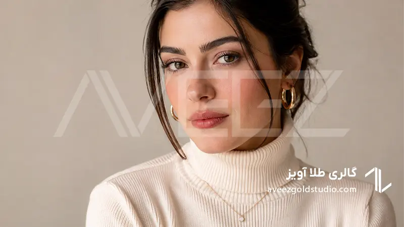ست کردن گوشواره و گردنبند طلای زرد با استایل مونوکروم کرم در عکاسی استودیویی
