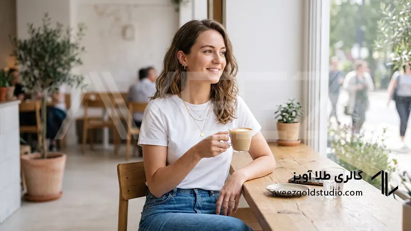  استفاده از گردنبندهای ظریف طلا در استایل کژوال و عکاسی لایف‌استایل روزمره
