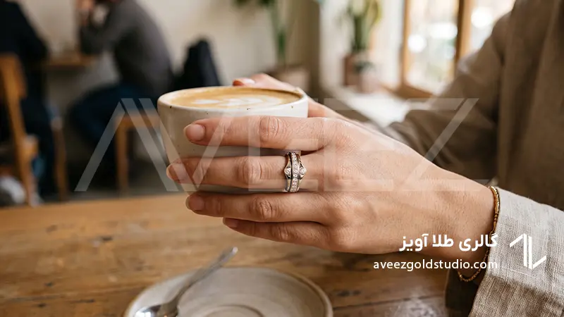 عکاسی لایف‌استایل از انگشتر چرخان طلای پیاژه در استایل روزمره و کژوال