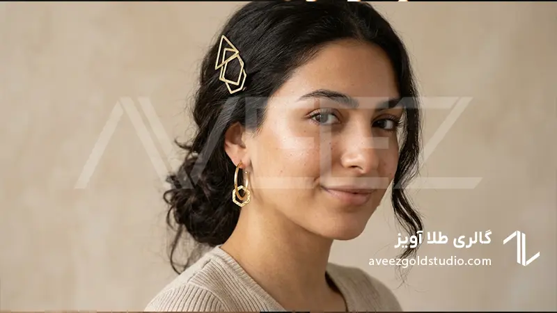 ست گیره سر طلای هندسی با گوشواره حلقه‌ای در عکاسی پرتره استودیویی