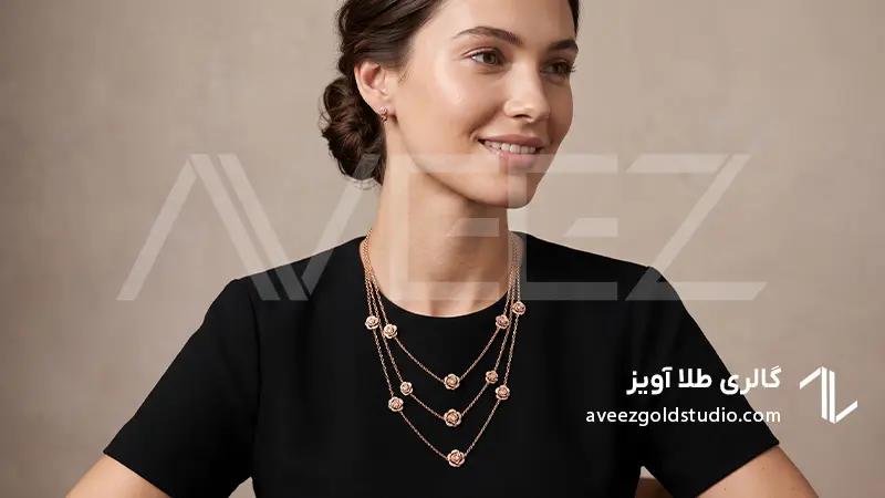  درخشش گردنبند ظریف طلا از کالکشن رز پیاژه در عکاسی استودیویی پرتره