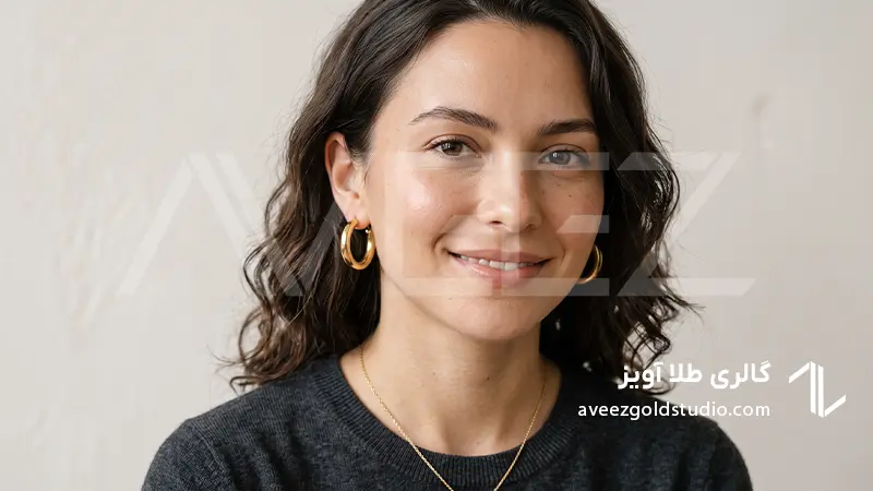 جذابیت گوشواره حلقه‌ای و گردنبند طلا در پرتره استودیویی کژوال
